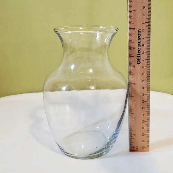 2 Glass Flower Vases, 8" and 7" Height - Picture 6 of 7